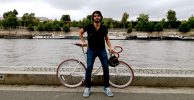 Juan Chope con una bicicleta de piñon fijo en Paris Francia