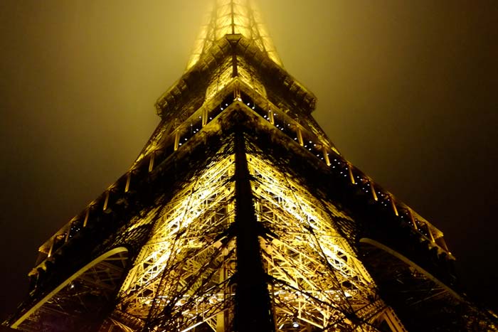 Fotografía de la torre eiffel en la noche