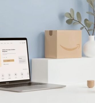 Paquete de Amazon junto a una computadora portátil y elementos representativos de Colombia, destacando estrategias de publicidad efectiva y marketing de influencers para vender en Amazon desde Colombia